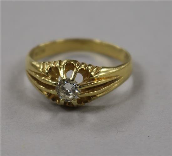 An 18ct gold and claw set solitaire diamond ring, size T.